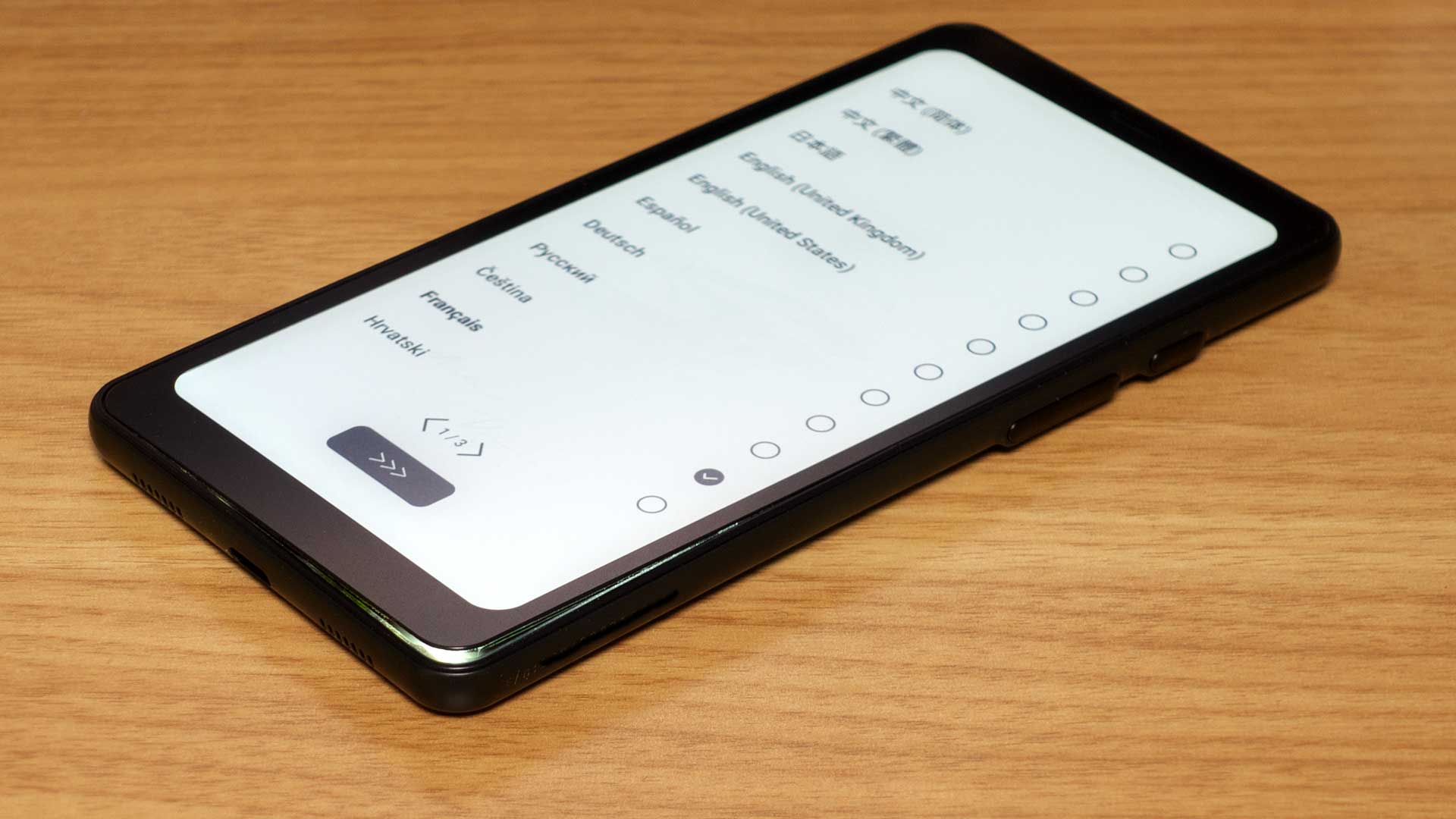 浮き上がった電子ペーパー画面 フロントライトが＼コンニチワ！／